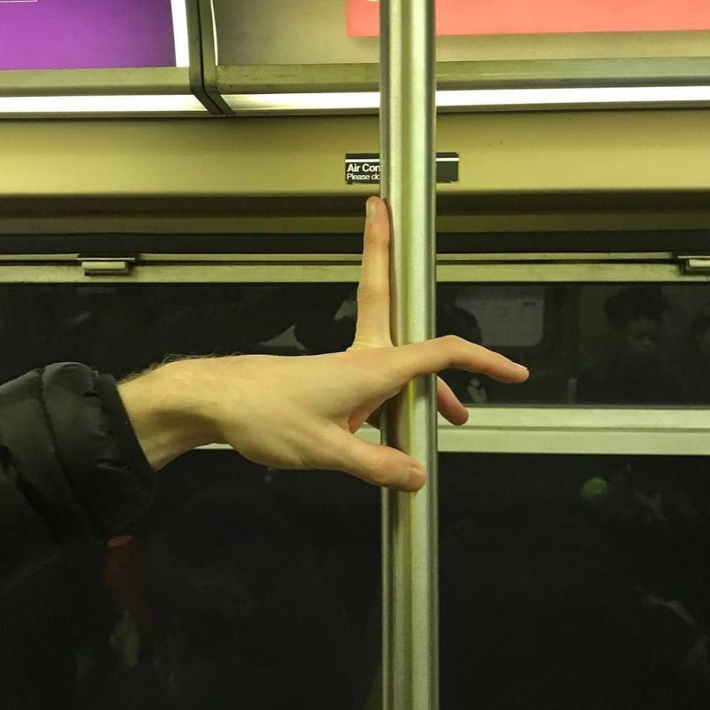 Причудливые руки пассажиров метро