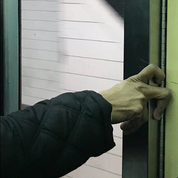 Причудливые руки пассажиров метро