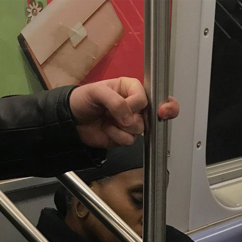 Причудливые руки пассажиров метро