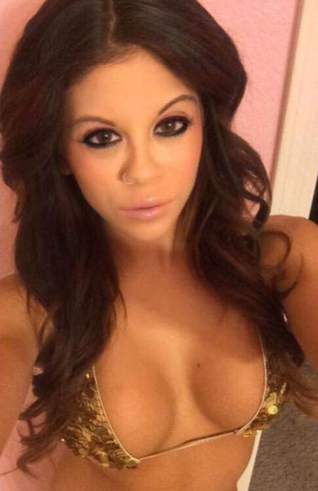 Официантки в бикини (43 фото)