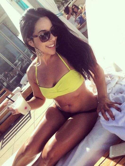 Официантки в бикини (43 фото)