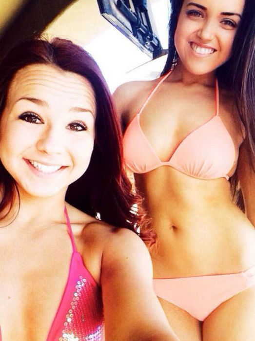 Официантки в бикини (43 фото)