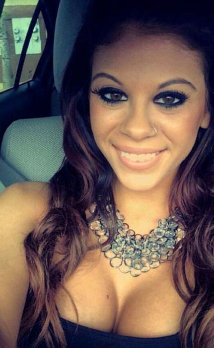 Официантки в бикини (43 фото)