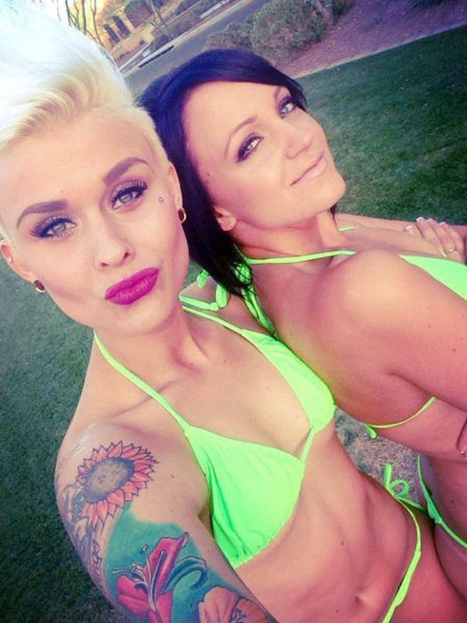 Официантки в бикини (43 фото)