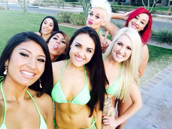 Официантки в бикини (43 фото)