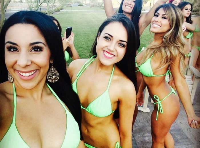 Официантки в бикини (43 фото)