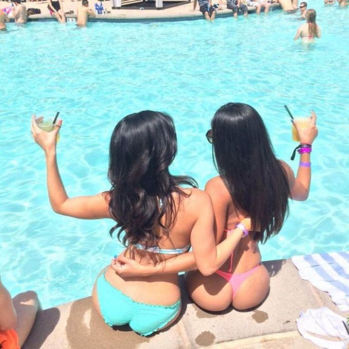 Официантки в бикини (43 фото)