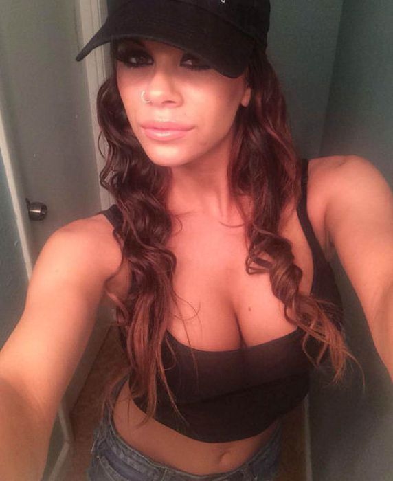 Официантки в бикини (43 фото)