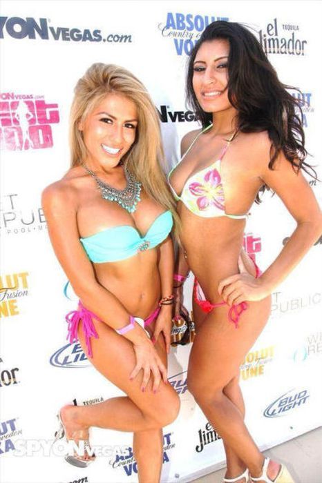 Официантки в бикини (43 фото)