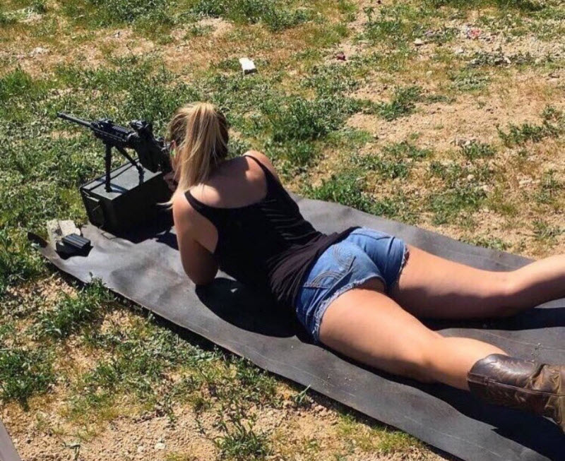 Горячие девушки с оружием