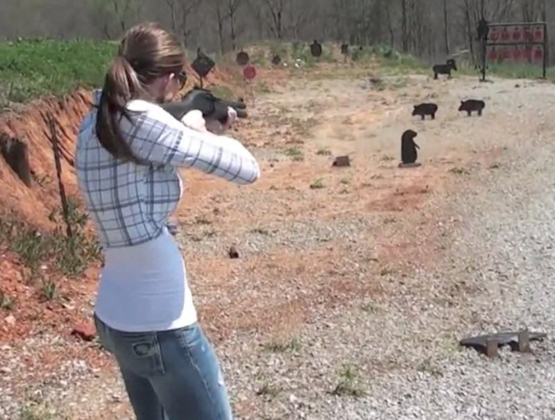 Горячие девушки с оружием