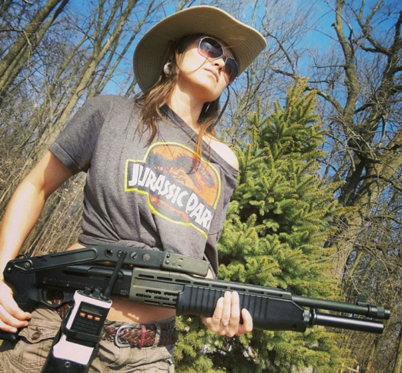 Горячие девушки с оружием