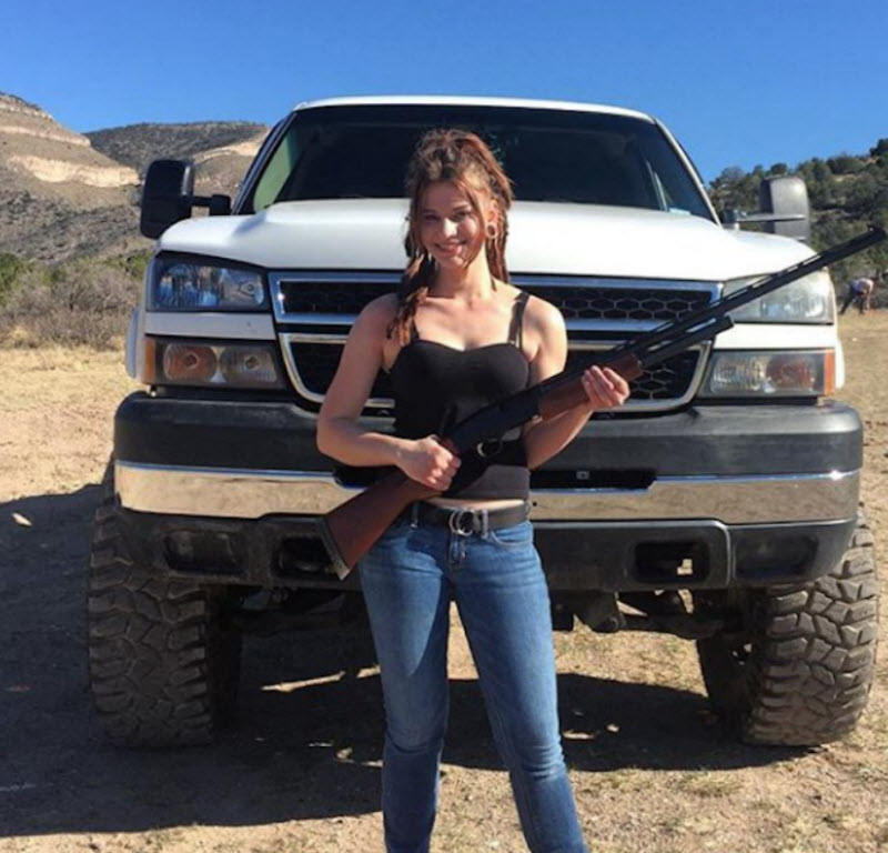 Горячие девушки с оружием