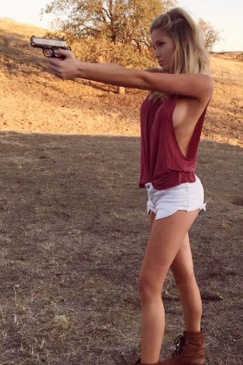 Горячие девушки с оружием