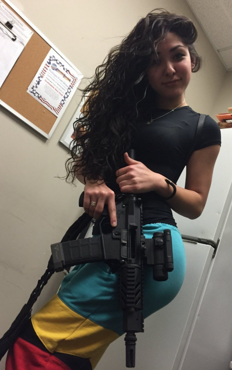 Горячие девушки с оружием