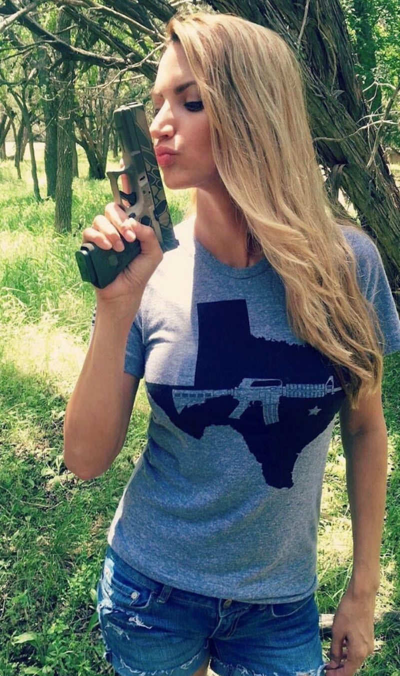 Горячие девушки с оружием
