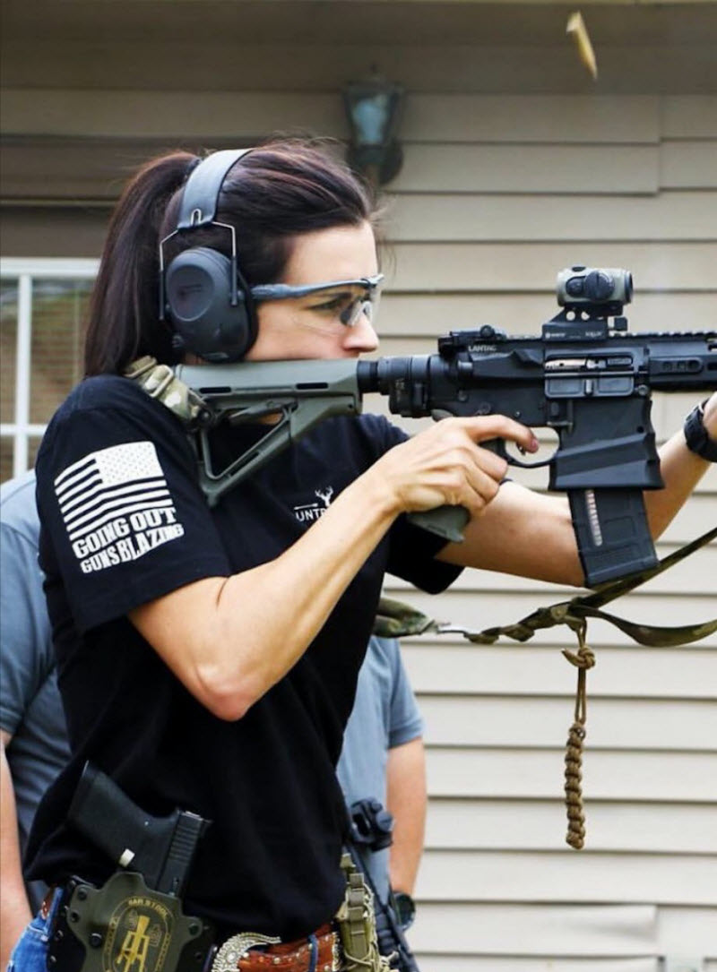 Горячие девушки с оружием