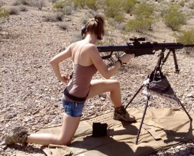 Горячие девушки с оружием