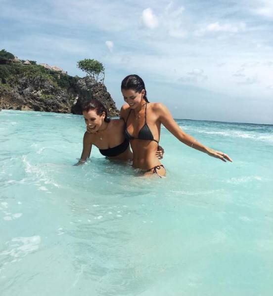 Мокрые девушки