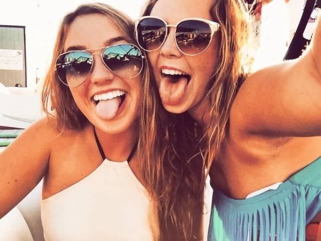 Девушки дурачатся