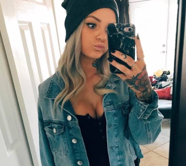 Девушки дурачатся