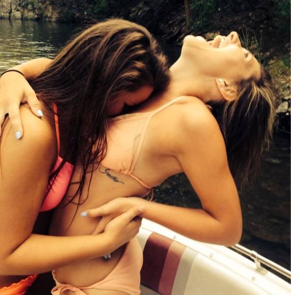 Девушки дурачатся