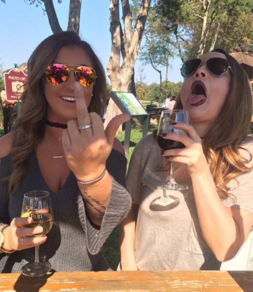 Девушки дурачатся