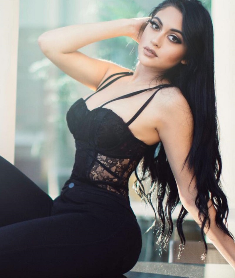 Ты можешь подумать, что это обычная модель, но стоит камере опуститься ниже...