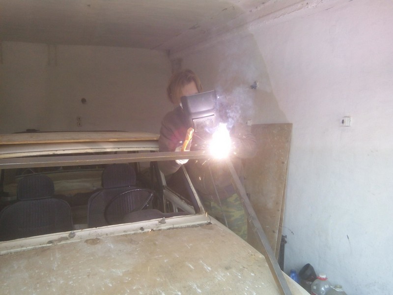 Житель Таганрога превратил ВАЗ-2106 в самодельный танк и выставил на продажу