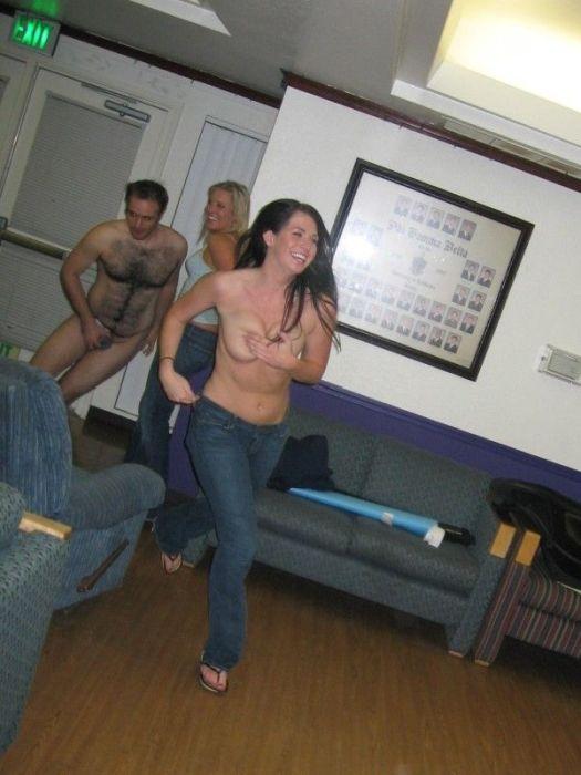 Очень стеснительные девушки (20 фото)