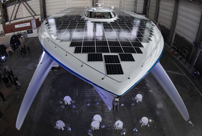 Самое большое в мире судно на солнечных батареях