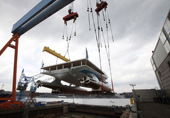 Самое большое в мире судно на солнечных батареях