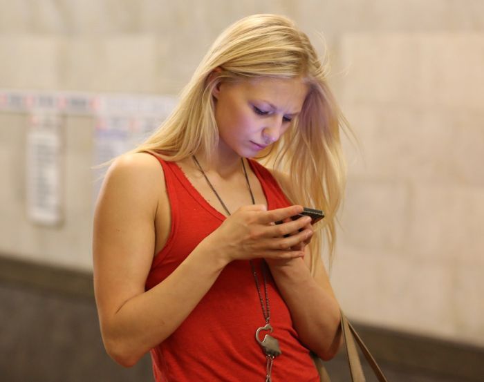 Милые девушки в российском метро