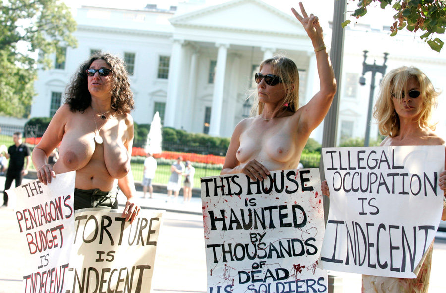 Как обнажаются в знак протеста