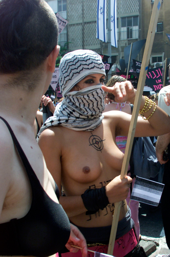 Как обнажаются в знак протеста