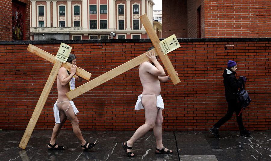 Как обнажаются в знак протеста