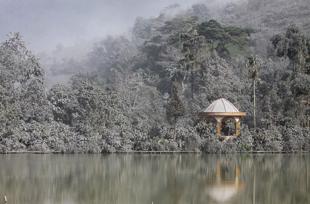 Извержение вулкана Синабунг на Суматре Извержение вулкана Синабунг на Суматре