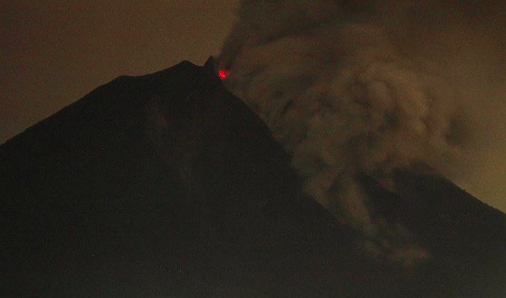 Извержение вулкана Синабунг на Суматре Извержение вулкана Синабунг на Суматре