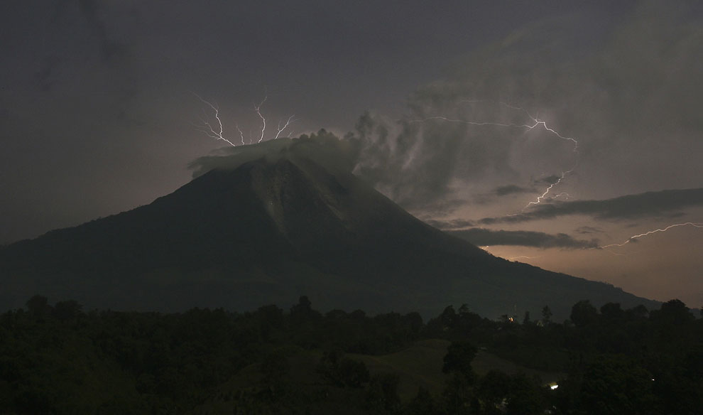 Извержение вулкана Синабунг на Суматре Извержение вулкана Синабунг на Суматре