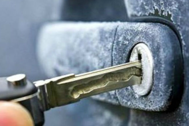 Как открыть замерзший замок в авто