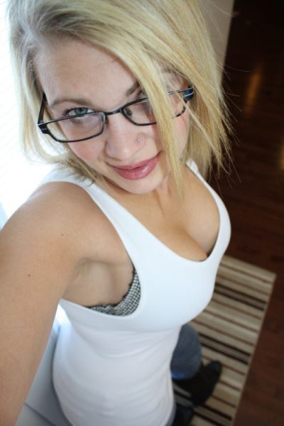 Девушки, которым трудно смотреть в глаза (57 фото)