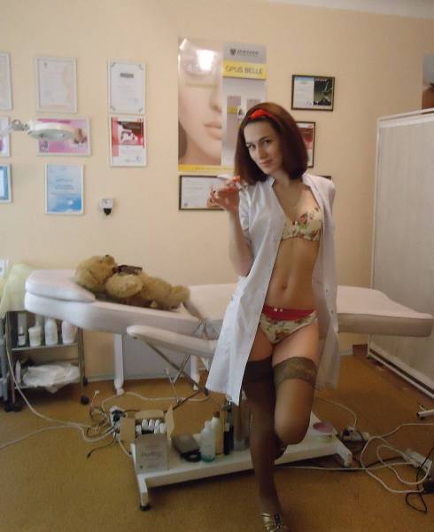 Красивые девушки фотографируются в белье