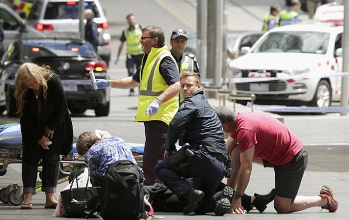 В Мельбурне водитель легкового автомобиля намеренно въехал в толпу людей