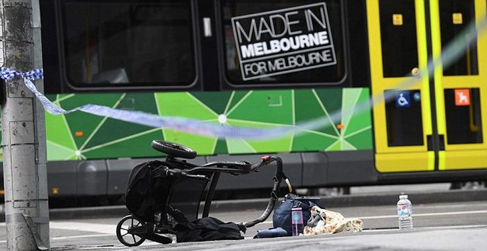 В Мельбурне водитель легкового автомобиля намеренно въехал в толпу людей