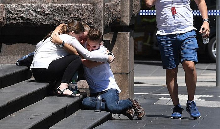 В Мельбурне водитель легкового автомобиля намеренно въехал в толпу людей