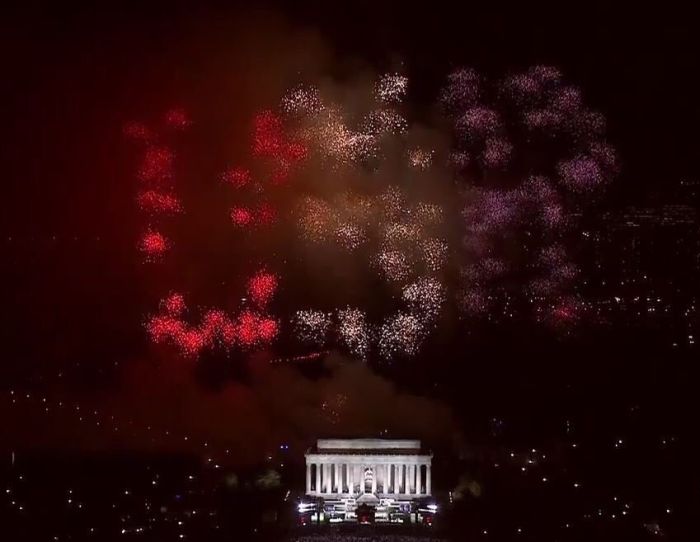 Салют USR в небе над Вашингтоном по случаю инаугурации Трампа расшифровали как «Соединенные Штаты России»