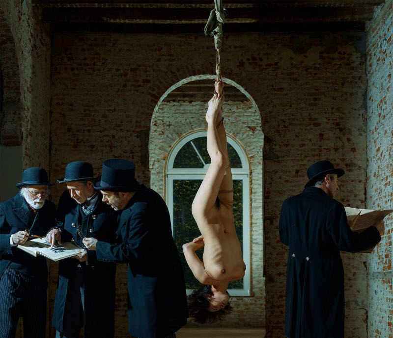 Фотосюжеты с эротическим уклоном