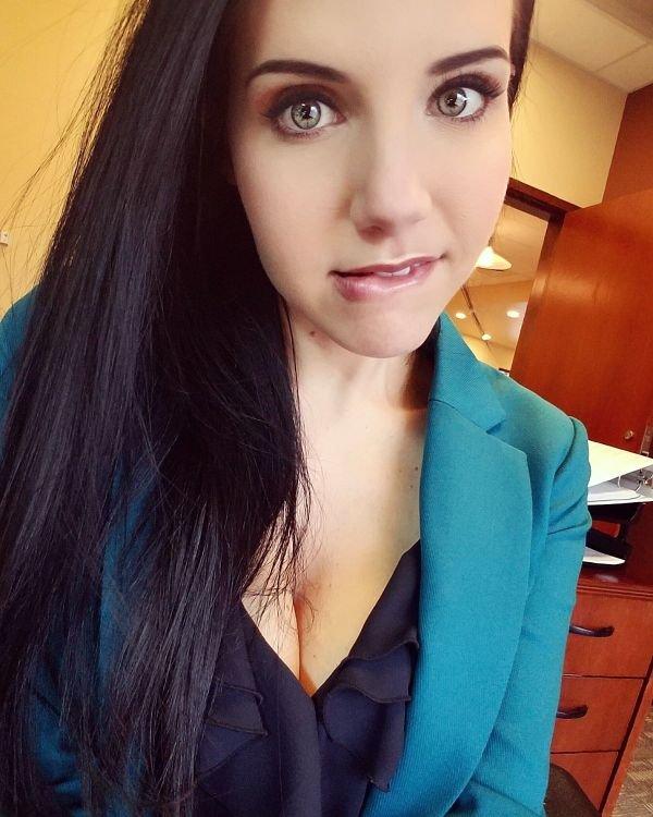 Девушки, которым скучно на работе