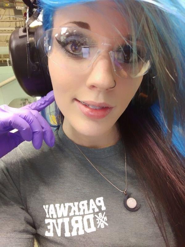 Девушки, которым скучно на работе