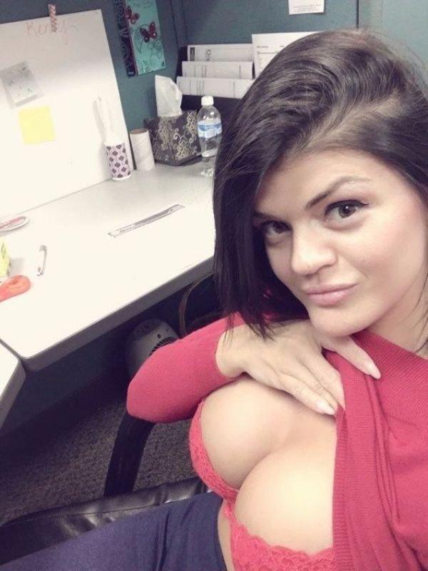 Девушки, которым скучно на работе